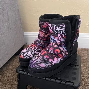 RIDGE GRAFFITI POP Ugg snow boots graffiti print .purple,pink, black , white